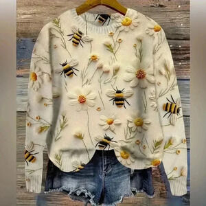 NEW 🌼 Vibrant Floral and Bee Crew Neck Sweater, Sz M
